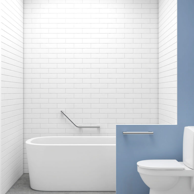 blått och vitt badrum med living care concept monterad i badrummet
